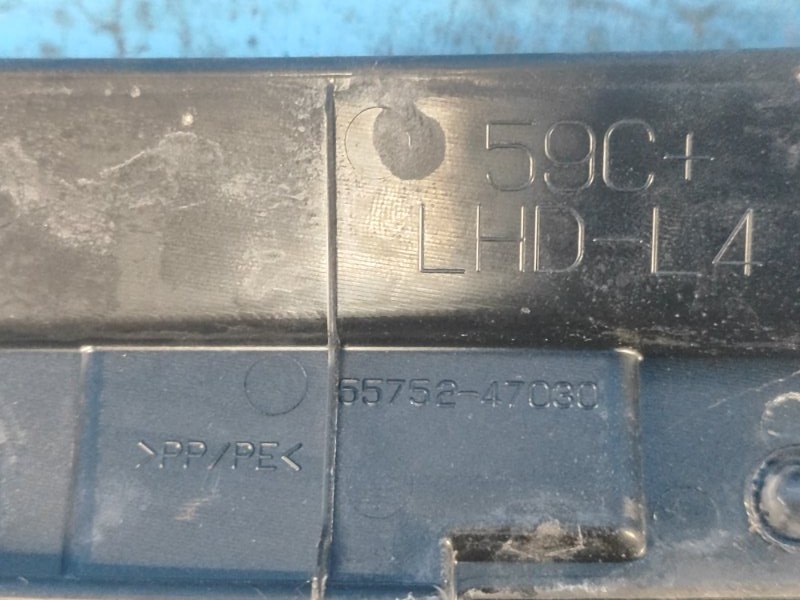 Пластик под лобовое стекло / Жабо PRIUS - 30 09-17