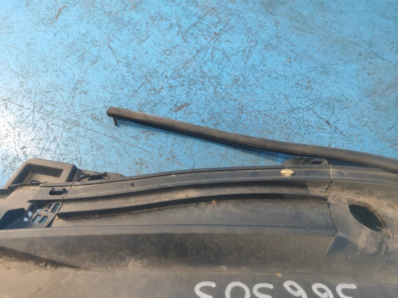 Пластик под лобовое стекло / Жабо PRIUS - 30 09-17