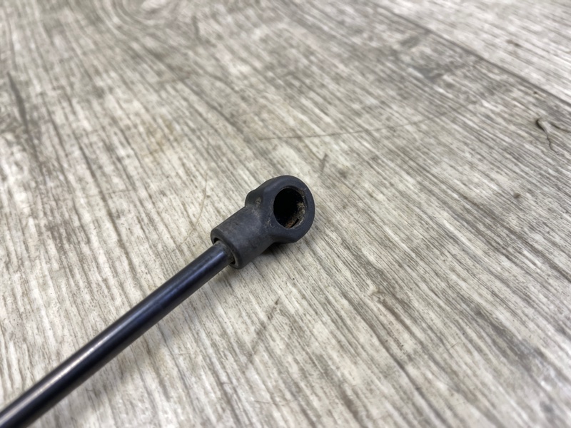 Амортизатор крышки багажника GRAND CHEROKEE 11-22 2012 WK2 3.6 ERB