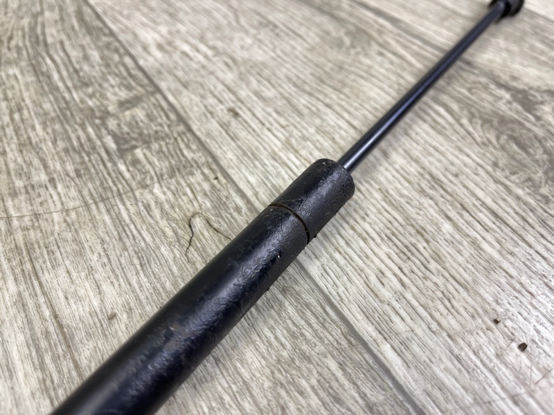 Амортизатор крышки багажника GRAND CHEROKEE 11-22 2012 WK2 3.6 ERB