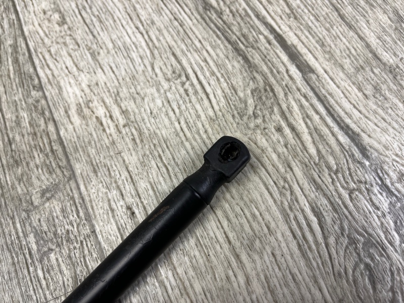 Амортизатор крышки багажника GRAND CHEROKEE 11-22 2012 WK2 3.6 ERB