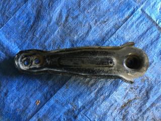 Крепление балки подвески заднее левое MURANO Z50 02-07