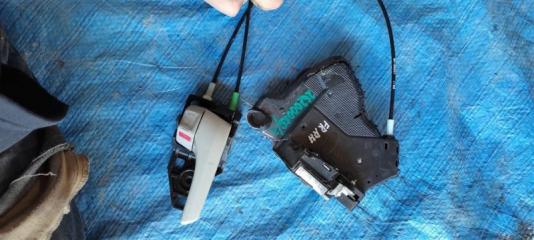 Замок двери передний правый TOYOTA SIENNA 11-16 2013 Б/У Замок двери передний правый TOYOTA SIENNA 11-16 2013