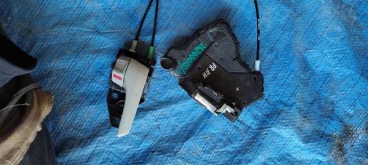 Замок двери передний правый TOYOTA SIENNA 11-16 GSL30 3.5 2GR-FE