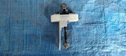 Ограничитель двери передний правый LS460 06-12 2006 Седан 4.6