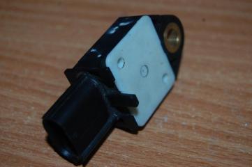 Датчик удара AVENSIS 03-08