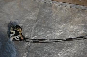 Фото запчасти замок двери задний правый MITSUBISHI L200 06-14 Б/У запчасть Запчасть замок двери задний правый MITSUBISHI L200 06-14