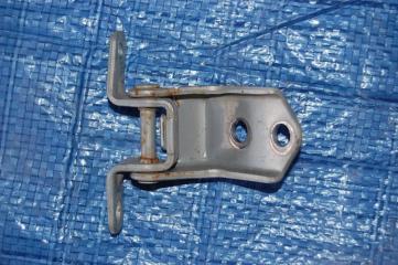 Петля двери нижняя передняя левая 5 CR 05-10