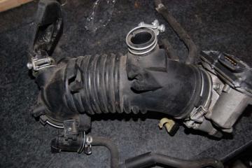 Патрубок воздушного фильтра TOYOTA VENZA 09-16 Б/У Патрубок воздушного фильтра TOYOTA VENZA 09-16