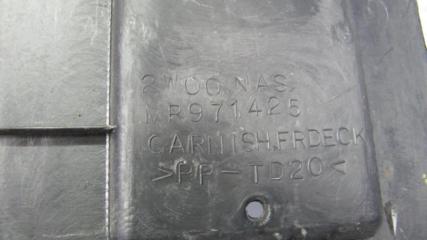 Пластик под лобовое стекло / Жабо OUTLANDER 03-07 2004 Внедорожник 2.4