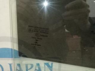 Стекло двери заднее правое QX30 16-20