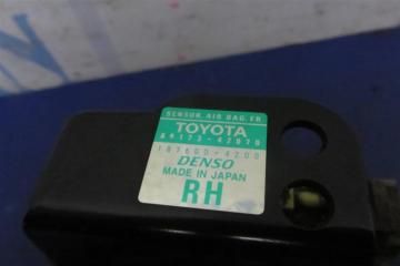 Датчик удара передний правый TOYOTA RAV4 00-05