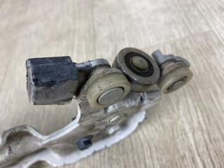 Ролик сдвижной двери нижний правый NISSAN NV200 USA 13- M20XUS 2.0 MR20DE