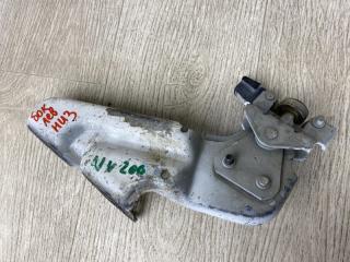 Ролик сдвижной двери нижний левый NV200 USA 13- 2015 M20XUS 2.0 MR20DE