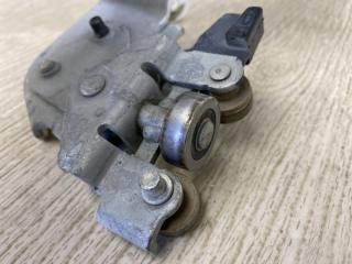 Ролик сдвижной двери нижний левый NISSAN NV200 USA 13- M20XUS 2.0 MR20DE