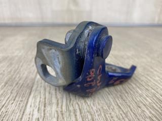 Петля двери нижняя правая 200 14-16 2015 UF 2.4 ED6