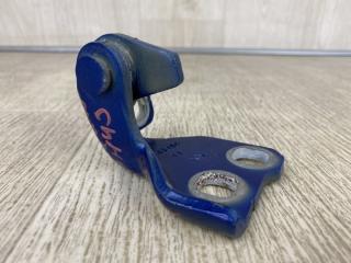 Петля двери нижняя правая CHRYSLER 200 14-16 UF 2.4 ED6