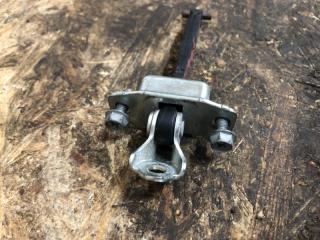 Ограничитель двери передний левый SUZUKI KIZASHI 09-14 Седан 2.4