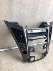 Накладка торпедо центр. SONATA YF 10-14 2012 YF 2.4 G4KK