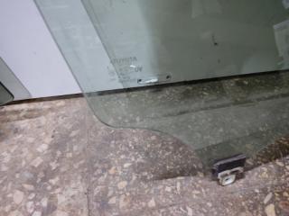 Стекло двери переднее правое COROLLA 150 06-13