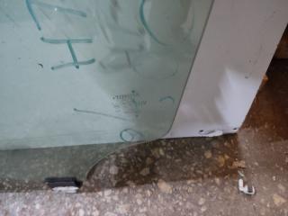 Стекло двери переднее левое AURIS 06-12