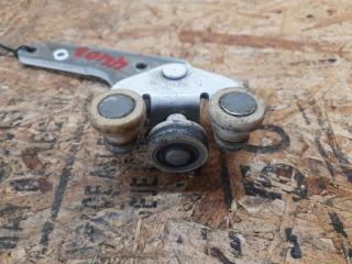 Ролик сдвижной двери нижний левый SIENNA 11-16 2015 Минивэн 3.5 2GR-FE