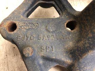 Цапфа задняя левая ESCAPE 12-19