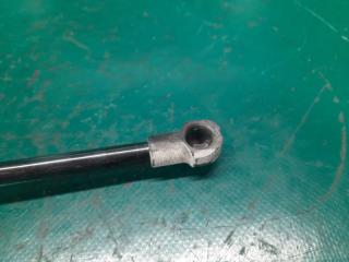 Амортизатор крышки багажника левый TOYOTA YARIS 05–11 Хэтчбек 1.5 1NZ-FE