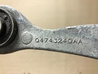 Рычаг задней подвески поперечный верхний правый 300 04-10 2008 Седан 3.5 EGG