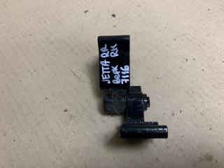 Петля двери верхняя задняя правая JETTA USA 10-17 2011 CBTA 2.5L