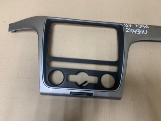 Накладка торпедо под магнитолу PASSAT B7 11-15 2014 Седан 2.5 CBUA