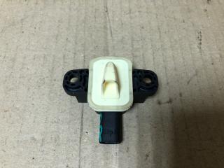 Датчик удара передний правый QX30 16-20