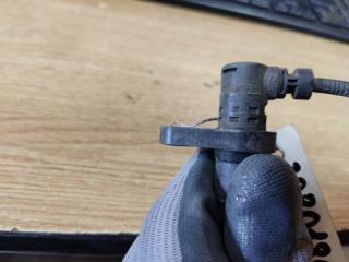 Датчик ABS передний левый AVENSIS 03-08