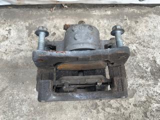 Суппорт тормозной передний левый PRIUS - 30 09-17 2013 ZVW30 2ZR-FXE