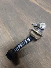 Ограничитель двери передний левый MITSUBISHI OUTLANDER 03-07 2003