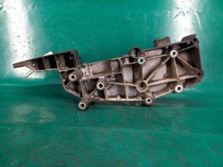 Кронштейн генератора S70 97-00 1999 Седан 2.5