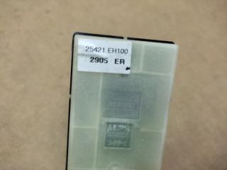 Кнопка стеклоподъемника задняя M35/M45 04-10