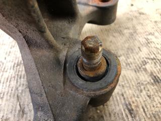 Цапфа задняя левая CAMRY 40 06-11