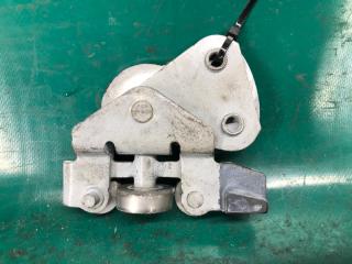 Ролик сдвижной двери нижний левый NISSAN NV200 USA 13- 2.0 MR20DE