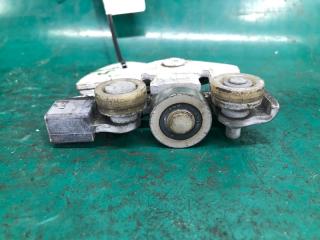 Ролик сдвижной двери нижний левый NV200 USA 13- 2018 2.0 MR20DE