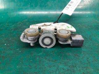 Ролик сдвижной двери нижний правый NV200 USA 13- 2018 2.0 MR20DE