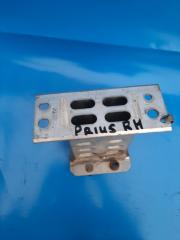 Кронштейн усилителя переднего бампера передний правый TOYOTA PRIUS - 30 09-17