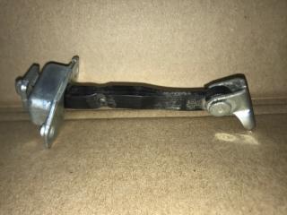 Ограничитель двери задний правый TOYOTA PRIUS C/AQUA 11-14