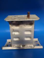 Кронштейн усилителя переднего бампера передний правый PRIUS - 30 09-17