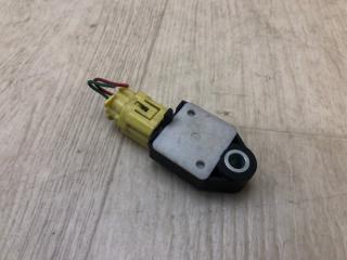 Датчик удара передний правый AVENSIS 03-08