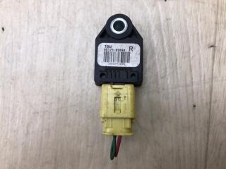 Датчик удара передний правый AVENSIS 03-08