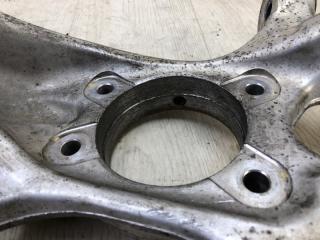 Кулак поворотный передний левый LS600HL 06-17