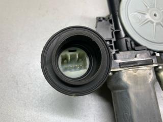 Стеклоподъемник передний левый YARIS 05–11