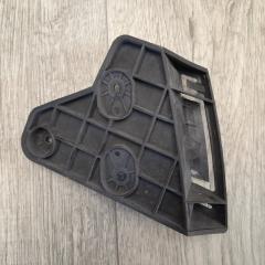 Кронштейн крепления фары правый NISSAN NV200 USA 13- 2.0 MR20DE