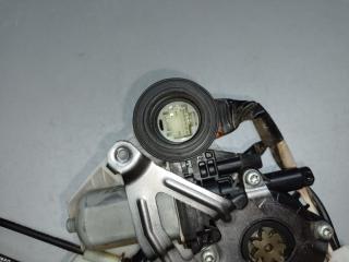 Замок двери боковой задний левый SIENNA 11-16 2012 3.5 2GR-FE